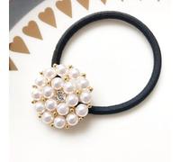 Tie the hair with a rubber band head rope and a rubber band head flower