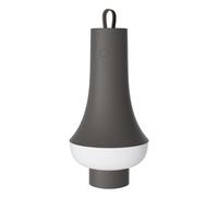 Minimalistische Eleganz: Tomoshi Portable Tischleuchte von Louis Poulsen Ein elegantes Design gepaart mit durchdachter Funktionalität: Die portable Akkuleuchte Tomoshi überzeugt auf ganzer Linie! Das weiche, blendfreie Licht leuchtet die darunterliegende Oberfläche perfekt aus und schafft eine gemütliche Atmosphäre. Ihr unaufdringliches, minimalistisches Design aus der Feder von Nendo und die Tatsache, dass sie dank USB-C-Ladestation frei platziert werden kann, machen sie zum kleinen Allrounder! Louis Poulsen - Lichtdesign aus Dänemark Der dänische Leuchtenhersteller wurde bereits im Jahr 1874 gegründet und produziert seither Produkte, die sich der Dualität von Design und Licht verschrieben haben. Die Leuchten werden für verschiedenste Zwecke entworfen und sind daher besonders funktionell. Louis Poulsen produziert sowohl Innen- als auch Außenbereich-Leuchten in enger Zusammenarbeit mit bekannten Designern wie z.B. Poul Henningsen, Arne Jacobsen, Verner Panton, Øivind Slaatto, Alfred Homann, Oki Sato und GamFratesi. So hat sich der Hersteller zu einem der wichtigsten globalen Anbieter von Beleuchtungselementen etabliert. Material Die weiße Tomoshi Leuchte wird aus recyceltem Polymer und Leder und gefertigt, was sie sowohl besonders langlebig als auch nachhaltig macht. Technische Details Der wiederaufladbare, austauschbare 6200-mAh-Akku gewährleistet bis zu 48 Stunden Licht. Dank LED Dim2Warm-Technologie lässt sich die Farbtemperatur des Lichts von 2000-2700 Kelvin einstellen. Mit dem taktilen Schalter mit Verriegelungsmechanismus können Sie bei den vier möglichen Lichtintensitäten zwischen stufenlosem und stufenweisem Dimmen wechseln. Gewicht: 0,74 kg Höhe: 24,1 cm Durchmesser: oben 12,5 cm, Fuß 6,4 cm Kelvin: 2000-2700 K Auswechselbare Batterie: Ja Lichtdimmer: 4 Schritte, stufenlos Lumen: 210 lm Länge der Leitung: 1500 mm Dichtung: 20 IP