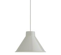Universell: Top Pendant Lamp Pendelleuchte Muuto Die Top Pendant Lamp von Muuto ist eine universell einsetzbare und schliche Designleuchte, die sich selbst als zeitgenössische Neuinterpretation der archetypischen kegelförmigen Pendelleuchte einsortiert. Ihre spitze Form sorgt nicht nur dafür, dass die kompakte LED-Lichtquelle perfekt hineinpasst, sondern auch für einen optisch ansprechenden Look. Mit ihrer guten Auswahl an Farben und Größen bietet sie für jeden Raum, ob öffentlich oder privat das richtige Modell. Abmessungen: Ø 28 x H 19 cm Ø 36 x H 12 cm Hinweis: Dieser Artikel ist ein Einzelstück. Als Einzelstücke verkaufen wir ungebrauchte und neuwertige Artikel, die KEINE Beschädigungen aufweisen. Das können zum Beispiel Auslaufmodelle, Restposten oder Retourenartikel sein. Da die Artikel zudem oft nur in begrenzter Stückzahl vorhanden sind, sind sie für den Zwischenverkauf vorbehalten. Einzelstücke sind wie alle Designerschnäppchen vom Umtausch ausgeschlossen.