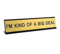 Toplusesse I'M KIND OF A BIG DEAL Gold Funny Desk Signs for Office Novelty Desk Sign Nameplate Office Decor Plaque Men Women Gift