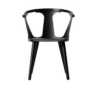 Schlichte Eleganz: In Between Chair Stuhl SK1 AndTradition Ein Stuhl, der seiner Zeit einen Schritt voraus ist - das ist der in between chair von andtradition Copenhagen, designed von Sami Kallio. Seine schmale Taille unterstreicht die Leichtigkeit des in between chairs . Durch seine minimal geneigte Sitzfläche bietet er einen tollen Sitzkomfort. Die perfekte Harmonie zwischen Balance, Proportionen und Abständen zeichnen den in between chair aus und machen ihn zu etwas ganz Besonderem. Designer Sami Kallio Sami Kallio ist fasziniert von Materialien und Methoden. Er teilt eine große Affinität zu Holz und der damit verbundenen Handwerkskunst. Sami Kallio stammt aus Finnland und wuchs in Schweden auf. Er ist gelernter Tischler und studierte an der Göteborger Schule für Design und Kunsthandwerk.