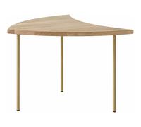 Puzzleteil: Der Pinwheel HM7 Table Beistelltisch von &Tradition Bei der Gestaltung ihres Pinwheel HM7 haben die beiden dänischen Design-Pioniere Hvidt & Mølgaard mit der Geometrie experimentiert und auf diese Weise eine Bestelltisch kreiert, der sich sehr flexibel nutzen lässt . Der Clou: Dank der pfeilartigen Tischplatte lassen sich mehrere Pinwheel HM7 wie universale Puzzleteile zu spannenden Kombinationen zusammenfügen , um damit einzigartige Wohnensembles zu erschaffen. Der markante Kontrast aus natürlichem Holz und glänzenden Messingbeinen zieht in jedem Wohnzimmer die Blicke auf sich. Kleiner Tipp: Mit sechs Tischen lässt sich eine komplett runde Tischgruppe bilden. Hvidt & Mølgaard - ein dänisches Kreativ-Duo des 20. Jahrhunderts Die beiden Gründer des bekannten Architektur- und Designstudios waren Peter Hvidt (1916-1986) und Orla Mølgaard-Nielsen (1907-1993). Ihre klaren und präzisen Möbelentwürfe stehen sinnbildlich für die dänische Moderne und die Würdigung der traditionellen Handwerkskunst . Hvidt studierte Möbelbau an der School of Arts and Crafts , Mølgaard-Nielsen studierte Möbeldesign bei Großmeister Kaare Klint , dem „Vater der dänischen Möbelschule“, ehe sie 1944 ihr eigenes Studio eröffneten. Ihre Arbeiten sind heute in Museen auf der ganzen Welt zu bewundern - vom MoMA in New York bis zur National Gallery in Melbourne. Material und Format Der Pinwheel HM7 Beistelltisch von &Tradition ist in Eiche (geseift oder weiß geölt) oder Nussbaum (geölt) erhältlich. Die Beine sind aus Messing gefertigt. Der Tisch ist 65 cm breit und 43 cm hoch. Serienmäßig wird der Pinwheel HM7 mit Filzgleitern ausgeliefert .