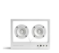 Besonderes Design: Kleiner transparenter Lautsprecher dfp Design Außergewöhnliche Klangqualität trifft auf absolut besonderes Design - der transparente Lautsprecher von dfp Design liefert einzigartige Sound-Technologie und einen großartigen Eye-Catcher für Ihre Wohnung. Mit Bluetooth 5.0 ist er am Puls der Zeit und bereit für alle kommenden Technologien. Optisch weiß er durch den Einsatz von gehärtetem Glas und Aluminium zu überzeugen. Technische Details Maße: B 26,8 x T 9,5 x H 20,3 cm Drahtlos: Bluetooth™5.0 und 'True Wireless' Dual-Lautsprecher-Streaming Kompatibel mit Apple AirPlay, Sonos, Amazon Echo und Google Cast Aufrüstbar: Kann ein Wifi-, Multiroom- oder Sprachsteuerungsmodul eines Drittanbieters aufnehmen Kabel: Langes und kurzes Audiokabel, langes und kurzes (USB-)Stromkabel Frequenzgang: 60 Hz - 20 kHz ±3 dB auf der Achse L/R-Treiber: 2 x 3'' (Vollbereich) Ausgangsleistung: 30 W Versiegeltes Gehäusevolumen: 3 l Lautsprecherkontrollknopf (und ein/aus) Line-Eingang: 2 x 3,5mm (vorne und unten) Front-Bedienelemente: Lautstärke Materialien: Aluminium, gehärtetes Glas