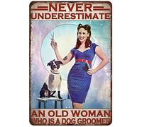 Vintage Signs Metal Signs Never Underestimate an Old Woman Who is A Dog Groomer Tin Signs Vintage Retro Bar Club Cave Home Kitchen Wall Decor30*30cm