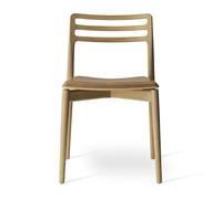 Auf dem Holzweg: Cabin Stuhl von vipp Weg von der Metalltradition. Das dachten sich die Designer bei vipp und kreierten mit der Cabin Kollektion die ersten Massivholzmöbel der Firma . Benannt wurde diese übrigens nach der vipp Cabin, einem vorgefertigten Tiny House mit Außenhülle aus schwarzer Kieferlattung. Man merkt, Holz ist das neue Ding bei vipp. So vereint sich beim Cabin Stuhl massives Eichenholz mit Anilinleder und schafft so einen wundervollen Kontrast zwischen Härte und Weichheit . Das schlank gehaltene Gestell mit seinen sanften, organischen Formen wirkt wie aus einem Stück gefertigt. In Kombination mit dem fast schwebenden Furniersitz erscheint Cabin luftig leicht und elegant . Das gepolsterte Sitzkissen hüllt sich in weiches Anilinleder und bietet gemeinsam mit der geschwungenen Rückenlehne optimalen Sitzkomfort . Sie merken, der Cabin Stuhl von vipp ist die ideale Sitzgelegenheit für Küche, Wohn- oder Essbereich ! Kleiner Tipp : Kombinieren Sie den Cabin Stuhl doch mit den Cabin Tresen- und Barstühlen und schaffen Sie sich so einen einheitlichen Look. Der Cabin Esstisch rundet das Bild ab. Material und Format Der Cabin Stuhl von vipp ist 48,5 cm breit, 47 cm tief und 77 cm hoch. Die Sitzhöhe beträgt 45,5 cm . Sie können den Stuhl hier im Shop in den folgenden zwei Ausführungen bestellen: Gestell aus heller geölter Eiche mit sandfarbenem Lederbezug aus Anilinleder Gestell aus dunkler geölter Eiche mit schwarzem Lederbezug aus Anilinleder Hinweis : Echtleder ist ein Naturprodukt. Daher finden sich in jedem einzelnen Produkt individuelle Unterschiede im Aussehen, wie Farbvarianten, natürliche Flecken und andere Merkmale.