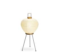 Die Vitra Tischleuchte Akari 3A designed von Isamu Noguchi leuchtet wie das Licht der Sonne das durch ein Shoji-Papier gefiltert wird. Die Magie des Papiers verwandelt die kühle Elektrizität zurück ins ewige Licht der Sonne. Damit ihre Wärme auch in der Nacht weiter unsere Räume füllen kann. Die Vitra Tischleuchten Akari 3A designed von Isamu Noguchi erhalten Sie ebenso wie alle anderen Akari Light Sculptures in unserem einrichten-design.de Onlineshop