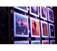 Musikgeschmack kann man nicht kaufen - aber die passende Präsentationsfläche dafür! Hier können Sie den Art Vinyl Schallplattenhalter von Klein & More im 3er-Set online bestellen . Musikalischer Wandschmuck Für Musikfans ein echtes Muss: Mit dem Art Vinyl Schallplattenhalter von Klein & More im praktischen 3er-Set verschönern Sie nicht nur Ihre Wände, sondern zollen Ihren Lieblingsmusikern und -bands den nötigen Tribut. Das 3er-Set können Sie einfach in Reih und Glied oder versetzt aufhängen - ganz wie Sie möchten. Natürlich können Sie immer wieder Abwechslung ins Spiel bringen, wenn Sie mehr als drei Lieblingsplatten besitzen und diese immer wieder austauschen. Wie einfach das funktioniert, verraten wir Ihnen im Folgenden. Play & Display Klein & More verwendet für seine Art Vinyl Rahmen einen ausgeklügelten Öffnungsmechanismus. Bereits durch eine leichte Berührung am Rahmen öffnet sich das Fach und schon können Sie Ihre Schallplatten austauschen. Vor einem Verbleichen Ihrer Lieblingscover müssen Sie keine Angst haben, denn das verwendete Plexiglas schützt vor schädlicher UV-Strahlung. Hier im Onlineshop können Sie das 3er-Set Schallplattenhalter von Klein & More in Schwarz oder Weiß bestellen . Ein Schallplattenrahmen reicht Ihnen vorerst? Wie gut, dass wir Art Vinyl auch einzeln verkaufen. Diese Ausführung haben wir unterhalb der Artikelbeschreibung für Sie verknüpft. Hinweis: Dieser Artikel ist ein Einzelstück. Als Einzelstücke verkaufen wir ungebrauchte und neuwertige Artikel, die KEINE Beschädigungen aufweisen. Das können zum Beispiel Auslaufmodelle, Restposten oder Retourenartikel sein. Da die Artikel zudem oft nur in begrenzter Stückzahl vorhanden sind, sind sie für den Zwischenverkauf vorbehalten. Einzelstücke sind wie alle Designerschnäppchen vom Umtausch ausgeschlossen.