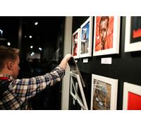 Musikgeschmack kann man nicht kaufen - aber die passende Präsentationsfläche dafür! Hier können Sie den Art Vinyl Schallplattenhalter von Klein & More im 3er-Set online bestellen . Musikalischer Wandschmuck Für Musikfans ein echtes Muss: Mit dem Art Vinyl Schallplattenhalter von Klein & More im praktischen 3er-Set verschönern Sie nicht nur Ihre Wände, sondern zollen Ihren Lieblingsmusikern und -bands den nötigen Tribut. Das 3er-Set können Sie einfach in Reih und Glied oder versetzt aufhängen - ganz wie Sie möchten. Natürlich können Sie immer wieder Abwechslung ins Spiel bringen, wenn Sie mehr als drei Lieblingsplatten besitzen und diese immer wieder austauschen. Wie einfach das funktioniert, verraten wir Ihnen im Folgenden. Play & Display Klein & More verwendet für seine Art Vinyl Rahmen einen ausgeklügelten Öffnungsmechanismus. Bereits durch eine leichte Berührung am Rahmen öffnet sich das Fach und schon können Sie Ihre Schallplatten austauschen. Vor einem Verbleichen Ihrer Lieblingscover müssen Sie keine Angst haben, denn das verwendete Plexiglas schützt vor schädlicher UV-Strahlung. Hier im Onlineshop können Sie das 3er-Set Schallplattenhalter von Klein & More in Schwarz oder Weiß bestellen . Ein Schallplattenrahmen reicht Ihnen vorerst? Wie gut, dass wir Art Vinyl auch einzeln verkaufen. Diese Ausführung haben wir unterhalb der Artikelbeschreibung für Sie verknüpft. Hinweis: Dieser Artikel ist ein Einzelstück. Als Einzelstücke verkaufen wir ungebrauchte und neuwertige Artikel, die KEINE Beschädigungen aufweisen. Das können zum Beispiel Auslaufmodelle, Restposten oder Retourenartikel sein. Da die Artikel zudem oft nur in begrenzter Stückzahl vorhanden sind, sind sie für den Zwischenverkauf vorbehalten. Einzelstücke sind wie alle Designerschnäppchen vom Umtausch ausgeschlossen.