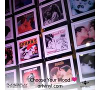 Musikgeschmack kann man nicht kaufen - aber die passende Präsentationsfläche dafür! Hier können Sie den Art Vinyl Schallplattenhalter von Klein & More im 3er-Set online bestellen . Musikalischer Wandschmuck Für Musikfans ein echtes Muss: Mit dem Art Vinyl Schallplattenhalter von Klein & More im praktischen 3er-Set verschönern Sie nicht nur Ihre Wände, sondern zollen Ihren Lieblingsmusikern und -bands den nötigen Tribut. Das 3er-Set können Sie einfach in Reih und Glied oder versetzt aufhängen - ganz wie Sie möchten. Natürlich können Sie immer wieder Abwechslung ins Spiel bringen, wenn Sie mehr als drei Lieblingsplatten besitzen und diese immer wieder austauschen. Wie einfach das funktioniert, verraten wir Ihnen im Folgenden. Play & Display Klein & More verwendet für seine Art Vinyl Rahmen einen ausgeklügelten Öffnungsmechanismus. Bereits durch eine leichte Berührung am Rahmen öffnet sich das Fach und schon können Sie Ihre Schallplatten austauschen. Vor einem Verbleichen Ihrer Lieblingscover müssen Sie keine Angst haben, denn das verwendete Plexiglas schützt vor schädlicher UV-Strahlung. Hier im Onlineshop können Sie das 3er-Set Schallplattenhalter von Klein & More in Schwarz oder Weiß bestellen . Ein Schallplattenrahmen reicht Ihnen vorerst? Wie gut, dass wir Art Vinyl auch einzeln verkaufen. Diese Ausführung haben wir unterhalb der Artikelbeschreibung für Sie verknüpft. Hinweis: Dieser Artikel ist ein Einzelstück. Als Einzelstücke verkaufen wir ungebrauchte und neuwertige Artikel, die KEINE Beschädigungen aufweisen. Das können zum Beispiel Auslaufmodelle, Restposten oder Retourenartikel sein. Da die Artikel zudem oft nur in begrenzter Stückzahl vorhanden sind, sind sie für den Zwischenverkauf vorbehalten. Einzelstücke sind wie alle Designerschnäppchen vom Umtausch ausgeschlossen.