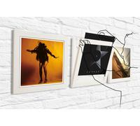 Musikgeschmack kann man nicht kaufen - aber die passende Präsentationsfläche dafür! Hier können Sie den Art Vinyl Schallplattenhalter von Klein & More im 3er-Set online bestellen . Musikalischer Wandschmuck Für Musikfans ein echtes Muss: Mit dem Art Vinyl Schallplattenhalter von Klein & More im praktischen 3er-Set verschönern Sie nicht nur Ihre Wände, sondern zollen Ihren Lieblingsmusikern und -bands den nötigen Tribut. Das 3er-Set können Sie einfach in Reih und Glied oder versetzt aufhängen - ganz wie Sie möchten. Natürlich können Sie immer wieder Abwechslung ins Spiel bringen, wenn Sie mehr als drei Lieblingsplatten besitzen und diese immer wieder austauschen. Wie einfach das funktioniert, verraten wir Ihnen im Folgenden. Play & Display Klein & More verwendet für seine Art Vinyl Rahmen einen ausgeklügelten Öffnungsmechanismus. Bereits durch eine leichte Berührung am Rahmen öffnet sich das Fach und schon können Sie Ihre Schallplatten austauschen. Vor einem Verbleichen Ihrer Lieblingscover müssen Sie keine Angst haben, denn das verwendete Plexiglas schützt vor schädlicher UV-Strahlung. Hier im Onlineshop können Sie das 3er-Set Schallplattenhalter von Klein & More in Schwarz oder Weiß bestellen . Ein Schallplattenrahmen reicht Ihnen vorerst? Wie gut, dass wir Art Vinyl auch einzeln verkaufen. Diese Ausführung haben wir unterhalb der Artikelbeschreibung für Sie verknüpft. Hinweis: Dieser Artikel ist ein Einzelstück. Als Einzelstücke verkaufen wir ungebrauchte und neuwertige Artikel, die KEINE Beschädigungen aufweisen. Das können zum Beispiel Auslaufmodelle, Restposten oder Retourenartikel sein. Da die Artikel zudem oft nur in begrenzter Stückzahl vorhanden sind, sind sie für den Zwischenverkauf vorbehalten. Einzelstücke sind wie alle Designerschnäppchen vom Umtausch ausgeschlossen.