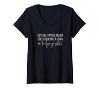 Womens Soy Del Tipo De Mujer Si Quiero La Luna Me La Bajo Yo Solita V-Neck T-Shirt
