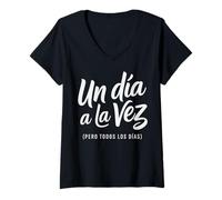 Women's Un Día a la Vez Pero Todos Los Días Spanish Quote V-Neck T-Shirt