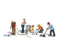 Lawn Workers HO Scale Woodland Scenics
