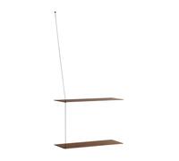Originelles Design: Stedge Wandregal Breite 60 cm Woud Minimalistischer geht’s kaum - Das Stedge Wandregal von Woud erweckt den Eindruck, als würde es in in der Luft schweben. Entworfen wurde das filigrane Wandregal Stedge von Leonard Aldenhoff . Der Designer stammt aus Deutschland und beschäftigt sich neben dem Design von Wohnmöbeln auch mit dem Industriedesign . Daher kommt Aldenhoffs Vorliebe für minimalistische, geometrisch angehauchte Designentwürfe. Stabilität garantiert So luftig das Regal Stedge auch wirken mag, die Befestigung hält bombenfest. Mit einer versteckten Dübelkonstruktion wird jedes einzelne Regalbrett an der Wand befestigt. Die Metallstrebe, die durch die Bretter gefädelt wird, dient also als reines Zierelement. Auch die Bretter an sich sind stabil, denn sie bestehen aus massivem Eichenholz. Dieses verjüngt sich nach vorne hin - während die Bretter an der Rückseite eine Dicke von 2 cm aufweisen, beträgt diese im vorderen Bereich nur 4 mm. Ob im Wohn- oder im Schlafzimmer - das Regal Stedge von Woud setzt überall gekonnt Akzente. Hinweis: Dieser Artikel ist ein Einzelstück. Als Einzelstücke verkaufen wir ungebrauchte und neuwertige Artikel, die KEINE Beschädigungen aufweisen. Das können zum Beispiel Auslaufmodelle, Restposten oder Retourenartikel sein. Da die Artikel zudem oft nur in begrenzter Stückzahl vorhanden sind, sind sie für den Zwischenverkauf vorbehalten. Einzelstücke sind wie alle Designerschnäppchen vom Umtausch ausgeschlossen.