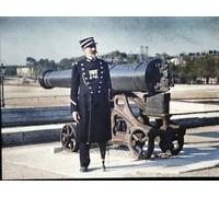 WYKUJMYTO Vintage Poster Abstract Wall Prints Pictures Wall Painting a Soldier in Uniform with Three Medals Is Standing Next to a Cannon in Paris by Jules Gervais Courtellemont for Home Decor 60x90cm