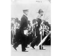 ZHAOSHAN Vintage Pictures Printed Graffiti Print King George V with the of Cornwall in the Funeral Procession of King Edward Vii Portrait Canvas Image for Home Decor 60x90cm