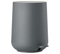 Trittsicher: Nova One Pedaleimer von Zone Denmark. Hygienischer als mit einem Pedaleimer lassen sich Wattepads & Co. nicht entsorgen. Verschiedene Farben Und in welchen tollen Farben der schicke Kosmetikeimer aufwartet: Klassisch in Schwarz oder Weiß, trendy in Grau, dezent in Staubgrün, frühlingshaft-frisch in Petrol-Grün. Und wie wär’s mit zartem Rosa? Den Nova One Kosmetikeimer gibt’s auch in Rosa. Was alle Farben vereint? Die edle Mattoptik! Das Design haben wir einem gewissen Thomas Dudzinski zu verdanken. Material und Format Man nehme einen hochwertigen ABS-Kunststoff, verpasse diesem eine hauchdünne Soft-Touch-Beschichtung und fertig ist ein Badeimer der Extraklasse. Nova One von Zone Denmark ist 23 cm tief und 29 cm hoch. Die Füllmenge beträgt 5 Liter. Nova One Kollektion Sie finden in unserem Shop noch weitere Badutensilien aus der edlen Nova One Serie: vom Seifenspender über den Zahnputzbecher bis zur Toilettenbürste. Dann ist in Ihrem Bad alles im grünen (Nova One)-Bereich. Weitere Abfallkörbe Wir möchten gleich die Gelegenheit beim Schopfe packen und Ihnen weitere Design-Abfallkörbe vorstellen. Birillo PL10 von Alessi ist mit seinem Schwingdeckel äußerst schwungvoll. Lunar von Authentics ist einfach nur stylish und der Baseboy von Wesco kommt im angesagten Retro-Design daher. Auch dieser verfügt übrigens über die praktische - und hygienische - Pedaltechnik. Hinweis: Dieser Artikel ist ein Einzelstück. Als Einzelstücke verkaufen wir ungebrauchte und neuwertige Artikel, die KEINE Beschädigungen aufweisen. Das können zum Beispiel Auslaufmodelle, Restposten oder Retourenartikel sein. Da die Artikel zudem oft nur in begrenzter Stückzahl vorhanden sind, sind sie für den Zwischenverkauf vorbehalten. Einzelstücke sind wie alle Designerschnäppchen vom Umtausch ausgeschlossen.